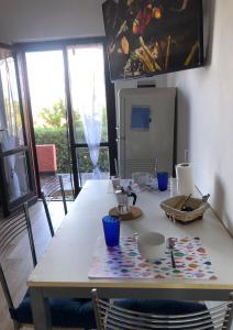 una cucina con tavolo e tovaglia; di Casa 3 pesciolini a Portoferraio