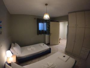 um quarto com duas camas e uma janela em Mavretas Apartments 4 em Argasi