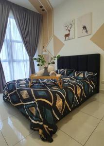 una camera da letto con un letto con un piumone colorato di Arte Mont Kiara Studio Apartment Hartamas a Kuala Lumpur