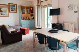 TV a/nebo společenská místnost v ubytování Casa Flora a due passi dal mare