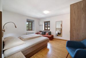 1 dormitorio con 1 cama grande y 1 sofá en Appartement Wielander B West en Laces