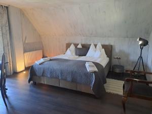 1 dormitorio con 1 cama grande en una habitación en AnnaRosa Apartman en Balatonszárszó