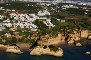 una vista aerea di un villaggio su una scogliera di Aldeamento Turistico da Prainha ad Alvor