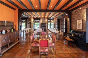 een restaurant met tafels en stoelen in een kamer bij Globales Playa de Las Llanas in Muros de Nalón