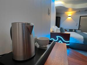 una camera d'albergo con un cestino su un tavolo con un letto di Inthemia a Tournai