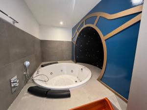 uma casa de banho com banheira num quarto em Inthemia em Tournai