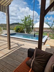 uma vista para uma piscina a partir do deque de uma casa em Villannéva Calme et Spacieuse avec piscine em Ducos