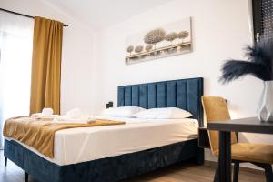 Un dormitorio con una cama grande con cabecero azul. en Villa Istra Relax Sapphire, en Rebići 81 fotos más