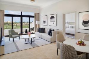 Et opholdsområde på Hotel Apartments At Address Marassi Golf Resort + 13 billeder