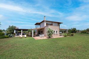 una casa con un gran patio al frente en Alex & Billy House by Travel Pro Services - Nea Flogita Halkidiki, en Zográfos