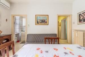a living room with a bed and a couch at Accogliente Appartamento Centrale con Parcheggio in Foggia