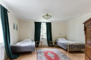 - une chambre avec 2 lits et une fenêtre dans l'établissement Holiday house with central location 17 km from Ljungby, à Ryssby