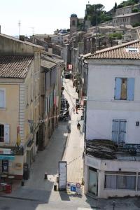 una vista aérea de una calle de la ciudad con edificios en Chez Olivier, en Crest