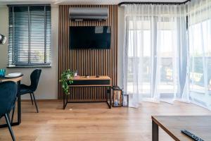 Apartamenty i Pokoje Złote Piaski的电视和/或娱乐中心