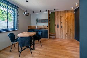 Apartamenty i Pokoje Złote Piaski的厨房或小厨房