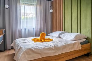 Apartamenty i Pokoje Złote Piaski客房内的一张或多张床位