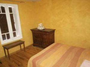 - une chambre avec un lit et un téléphone sur une commode dans l'établissement Maison Toulon ouest, à Toulon