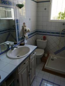 La salle de bains est pourvue d'un lavabo et de toilettes. dans l'établissement Maison Toulon ouest, à Toulon