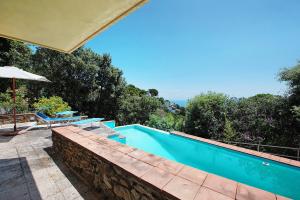einen Pool in einer Villa mit Aussicht in der Unterkunft Villa Roberta in Arenzano