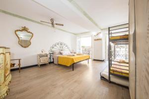 1 dormitorio con 1 cama y 1 cruz en la pared en Affittacamere La Città Vecchia, en Génova