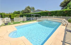 馬藏的住宿－Gorgeous Home In Mazan With Outdoor Swimming Pool，庭院里的一个蓝色海水游泳池