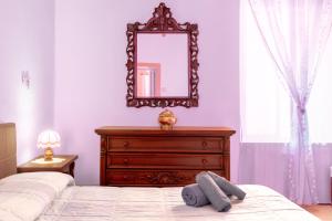 a bedroom with two beds and a mirror and a dresser at Accogliente Appartamento Centrale con Parcheggio in Foggia