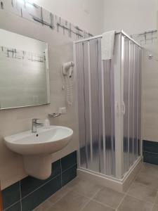 bagno con lavandino e doccia di Hotel Ponte a Vieste