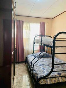 Katil dua tingkat atau katil-katil dua tingkat dalam bilik di Casa Vacacional Nieves en PZ-Piscina Privada-WIFI