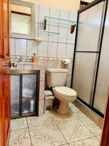 mała łazienka z toaletą i prysznicem w obiekcie Casa Vacacional Nieves en PZ-Piscina Privada-WIFI w San José