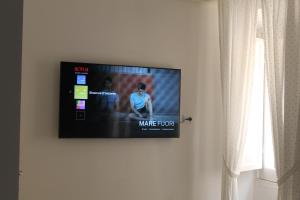 una TV a schermo piatto appesa a un muro di Suite al castello a Sassari