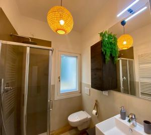 La salle de bains est pourvue d'une douche, de toilettes et d'un lavabo. dans l'établissement Ca' Donin - Centro storico, à Chioggia