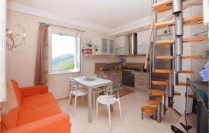 ein Wohnzimmer mit einem Tisch und einer Küche in der Unterkunft 2 Bedroom Awesome Home In Magliolo in Magliolo