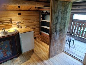 Il comprend une cuisine avec un évier et du parquet. dans l'établissement Hesla Farm, à Gol 169 autres photos