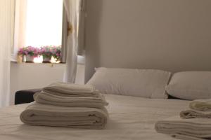 un mucchio di asciugamani seduti sopra un letto di Suite al castello a Sassari