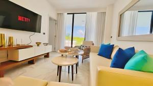 TV a/nebo společenská místnost v ubytování Cana Rock Star, Vista al campo de golf y Piscina C-303, B-400, B-506 y B-502 - Desayuno Incluido