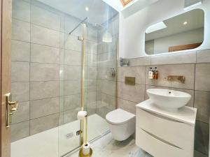 a bathroom with a shower and a toilet and a sink at Cygnet no 5 -free parking in Ripon
