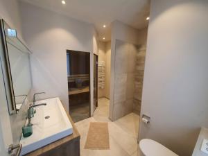 un bagno con un lavandino bianco e una doccia di Alte Schulstraße Altstadtdomizil Wohnung Helin Whg 3 a Borkum Altre 16 foto