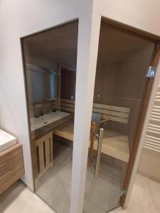 bagno con grande porta scorrevole in vetro di Alte Schulstraße Altstadtdomizil Wohnung Helin Whg 3 a Borkum