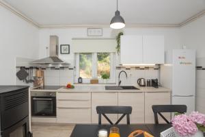 - une cuisine avec des placards blancs et un évier dans l'établissement House for rent Serenity, à Skradin