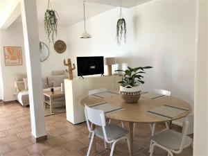 Μια τηλεόραση ή/και κέντρο ψυχαγωγίας στο Beaux appartements climatisés - 3 pièces - espaces extérieurs - parking - proche plage