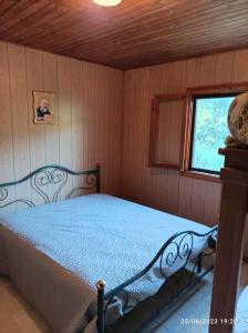 una camera con un letto in una stanza con una finestra di A casa di Mario a Laviano