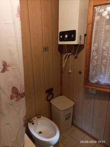 un piccolo bagno con servizi igienici e lavandino di A casa di Mario a Laviano