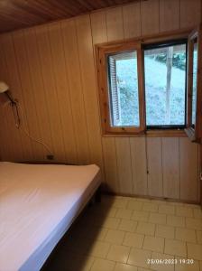 Camera piccola con letto e 2 finestre di A casa di Mario a Laviano