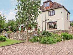una casa con una pared de piedra y un patio en Pringles Orchard en Gildingwells