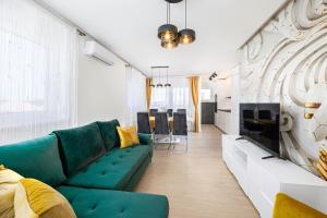 sala de estar con sofá verde y TV en Penthouse Apartments East and West Star, en Kaštela