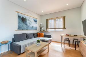 Ruang duduk di Beautiful House in Matosinhos Beach - by Guest SPA