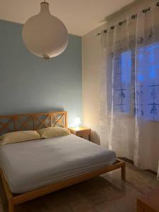 1 dormitorio con cama y ventana grande en Villa Mariangela, en Latiano