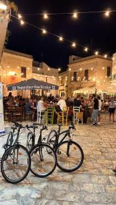 un grupo de bicicletas estacionadas en una calle por la noche en Villa Mariangela, en Latiano