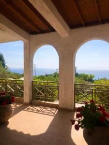 Balkon atau teras di Ambelos Village Seaview and Pool Villas