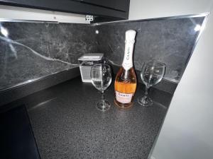 Nápoje v ubytování new osborne luxury Hottub and jacuzzi suites